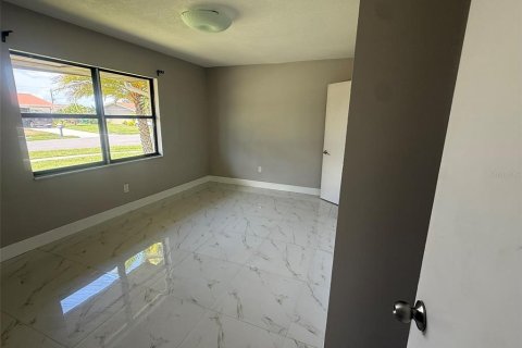 Casa en venta en Port Charlotte, Florida, 4 dormitorios, 166.95 m2 № 2308596 - foto 8