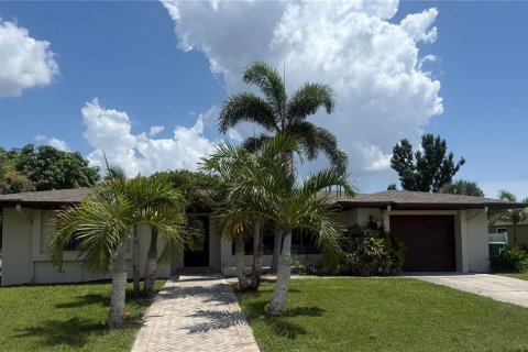 House in Port Charlotte, Florida 4 bedrooms, 166.95 sq.m. № 2308596