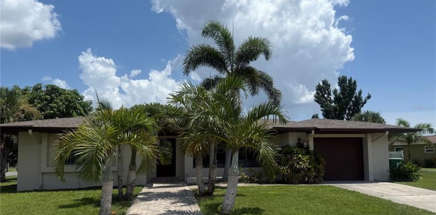 Casa en Port Charlotte, Florida 4 dormitorios, 166.95 m2 № 2308596
