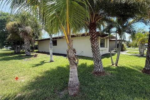 Casa en venta en Port Charlotte, Florida, 4 dormitorios, 166.95 m2 № 2308596 - foto 5