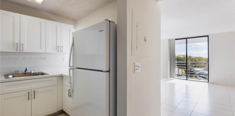 Apartment in Miami, Florida 1 bedroom, 62.34 sq.m. № 2031328