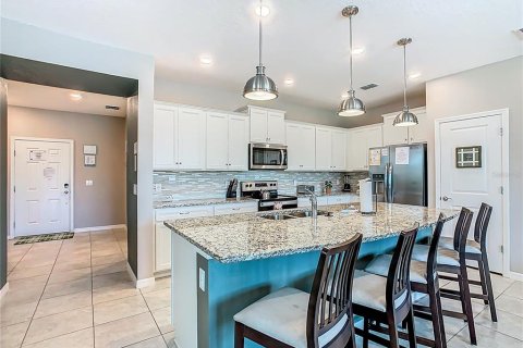 Townhouse in Davenport, Florida 5 bedrooms, 213.02 sq.m. № 2233025 - photo 10