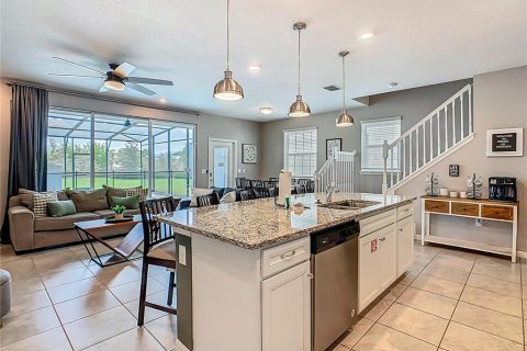 Townhouse in Davenport, Florida 5 bedrooms, 213.02 sq.m. № 2233025 - photo 8