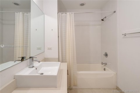 Снять в аренду кондоминиум в Майами, Флорида 2 спальни, 109.72м2, № 1920726 - фото 28