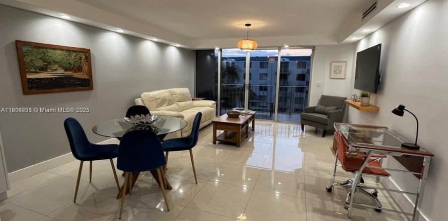 Кондоминиум с 2 спальнями в Майами, Флорида № 1963201