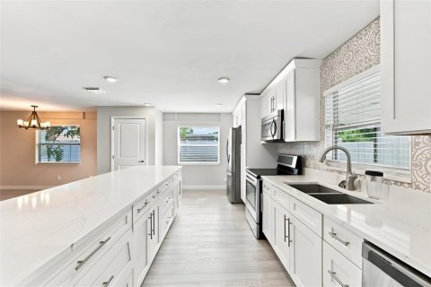 Casa en venta en Saint Petersburg, Florida, 4 dormitorios, 149.2 m2 № 2385702 - foto 7