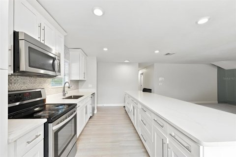 Casa en venta en Saint Petersburg, Florida, 4 dormitorios, 149.2 m2 № 2385702 - foto 5