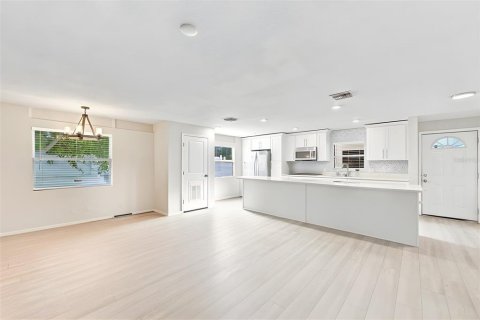 Casa en venta en Saint Petersburg, Florida, 4 dormitorios, 149.2 m2 № 2385702 - foto 11