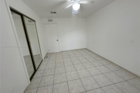 Casa en alquiler en Miami, Florida, 4 dormitorios, 111.48 m2 № 1922626 - foto 19