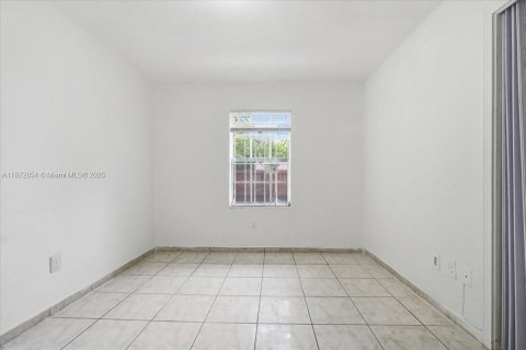 Casa en alquiler en Miami, Florida, 4 dormitorios, 111.48 m2 № 1922626 - foto 28