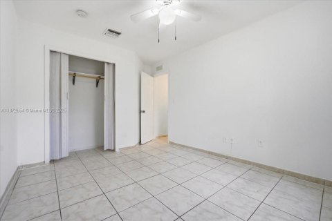 Casa en alquiler en Miami, Florida, 4 dormitorios, 111.48 m2 № 1922626 - foto 23