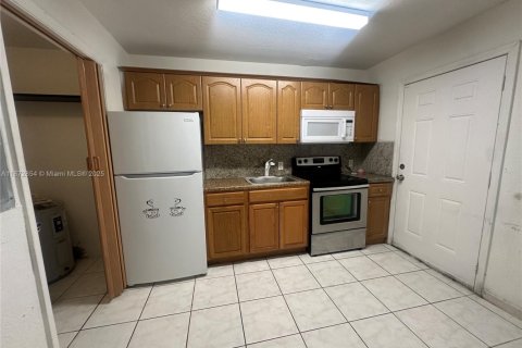 Casa en alquiler en Miami, Florida, 4 dormitorios, 111.48 m2 № 1922626 - foto 2