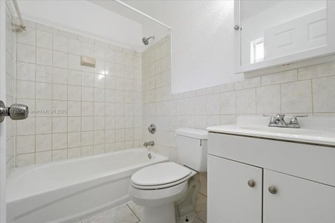 Casa en alquiler en Miami, Florida, 4 dormitorios, 111.48 m2 № 1922626 - foto 26