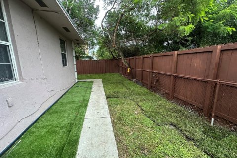 Casa en alquiler en Miami, Florida, 4 dormitorios, 111.48 m2 № 1922626 - foto 14