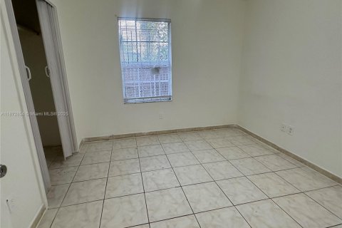 Casa en alquiler en Miami, Florida, 4 dormitorios, 111.48 m2 № 1922626 - foto 17