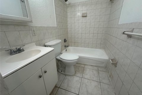 Casa en alquiler en Miami, Florida, 4 dormitorios, 111.48 m2 № 1922626 - foto 6