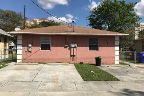 Casa en alquiler en Miami, Florida, 4 dormitorios, 111.48 m2 № 1922626 - foto 1