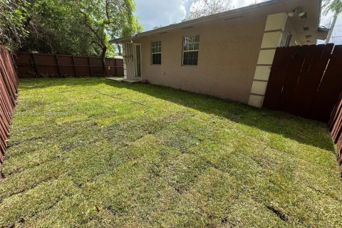 Casa en alquiler en Miami, Florida, 4 dormitorios, 111.48 m2 № 1922626 - foto 11