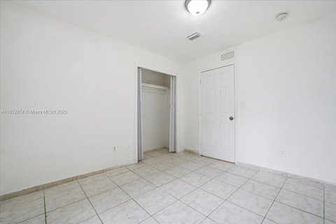 Casa en alquiler en Miami, Florida, 4 dormitorios, 111.48 m2 № 1922626 - foto 25