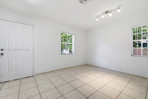 Casa en alquiler en Miami, Florida, 4 dormitorios, 111.48 m2 № 1922626 - foto 22