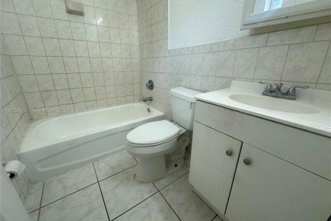 Casa en alquiler en Miami, Florida, 4 dormitorios, 111.48 m2 № 1922626 - foto 8