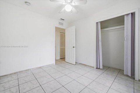 Casa en alquiler en Miami, Florida, 4 dormitorios, 111.48 m2 № 1922626 - foto 24