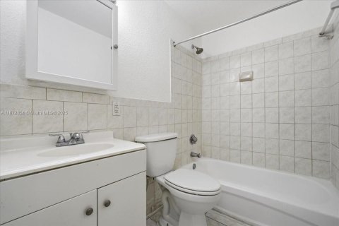 Casa en alquiler en Miami, Florida, 4 dormitorios, 111.48 m2 № 1922626 - foto 27