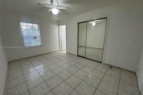 Casa en alquiler en Miami, Florida, 4 dormitorios, 111.48 m2 № 1922626 - foto 18