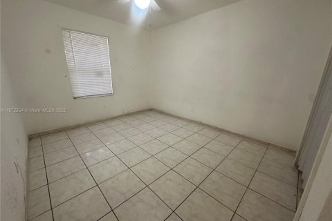 Casa en alquiler en Miami, Florida, 4 dormitorios, 111.48 m2 № 1922626 - foto 4