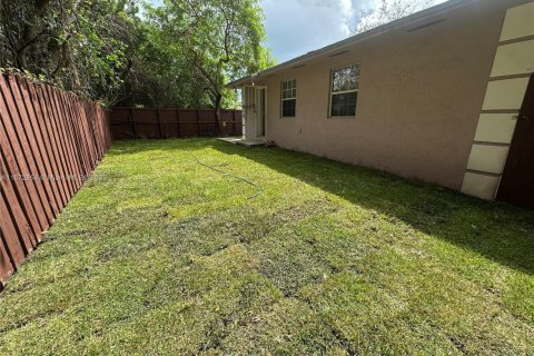 Casa en alquiler en Miami, Florida, 4 dormitorios, 111.48 m2 № 1922626 - foto 10