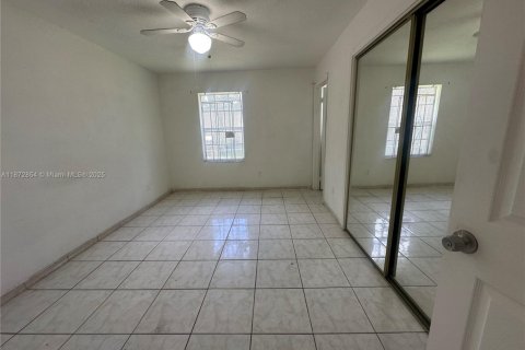 Casa en alquiler en Miami, Florida, 4 dormitorios, 111.48 m2 № 1922626 - foto 3