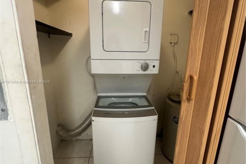 Casa en alquiler en Miami, Florida, 4 dormitorios, 111.48 m2 № 1922626 - foto 9