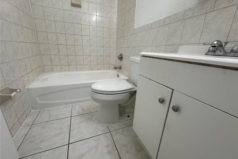 Casa en alquiler en Miami, Florida, 4 dormitorios, 111.48 m2 № 1922626 - foto 20