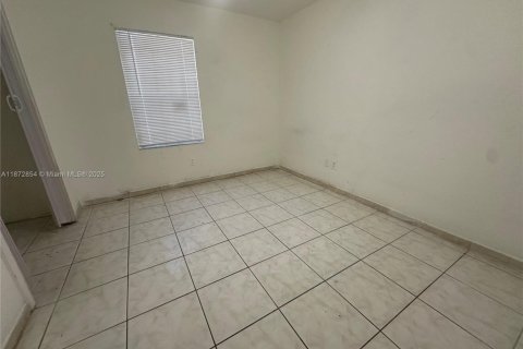 Casa en alquiler en Miami, Florida, 4 dormitorios, 111.48 m2 № 1922626 - foto 7