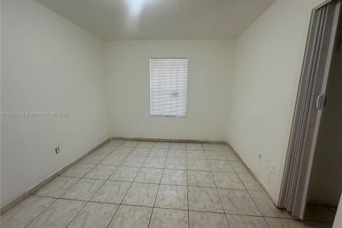 Casa en alquiler en Miami, Florida, 4 dormitorios, 111.48 m2 № 1922626 - foto 5