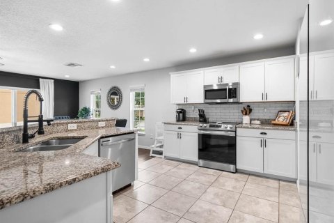 Townhouse in Gibsonton, Florida 3 bedrooms, 184.32 sq.m. № 1919382 - photo 9