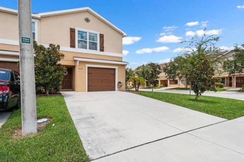 Townhouse in Gibsonton, Florida 3 bedrooms, 184.32 sq.m. № 1919382 - photo 4