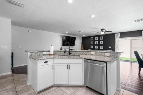 Townhouse in Gibsonton, Florida 3 bedrooms, 184.32 sq.m. № 1919382 - photo 12