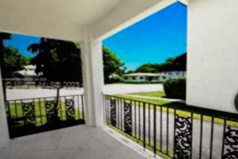 Casa en alquiler en Coral Gables, Florida, 3 dormitorios, 135.64 m2 № 1857094 - foto 3