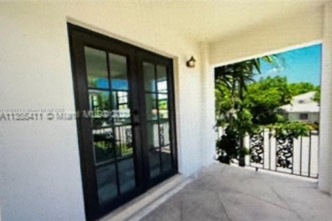 Casa en alquiler en Coral Gables, Florida, 3 dormitorios, 135.64 m2 № 1857094 - foto 2