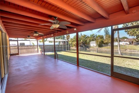 House in Miami, Florida 4 bedrooms, 128.02 sq.m. № 2038568 - photo 11