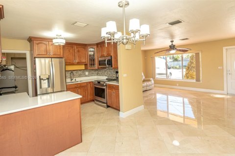 House in Miami, Florida 4 bedrooms, 128.02 sq.m. № 2038568 - photo 6