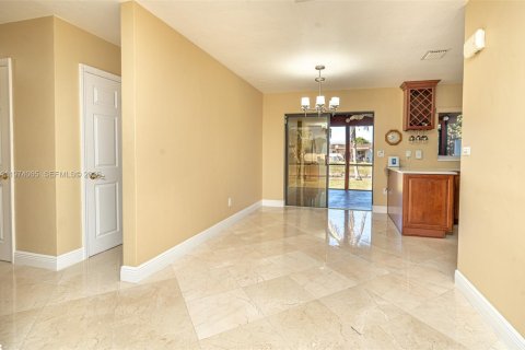 House in Miami, Florida 4 bedrooms, 128.02 sq.m. № 2038568 - photo 22