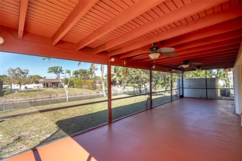 House in Miami, Florida 4 bedrooms, 128.02 sq.m. № 2038568 - photo 3