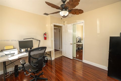 House in Miami, Florida 4 bedrooms, 128.02 sq.m. № 2038568 - photo 26