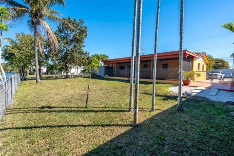 House in Miami, Florida 4 bedrooms, 128.02 sq.m. № 2038568 - photo 15