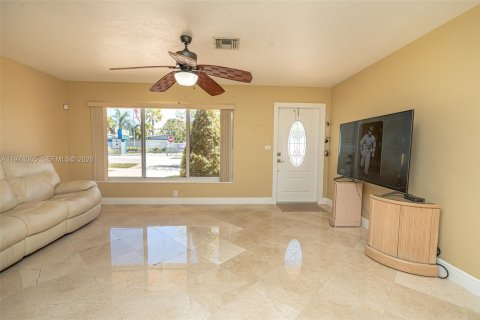 House in Miami, Florida 4 bedrooms, 128.02 sq.m. № 2038568 - photo 16