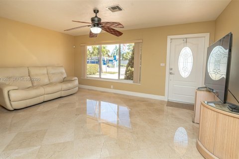 House in Miami, Florida 4 bedrooms, 128.02 sq.m. № 2038568 - photo 5
