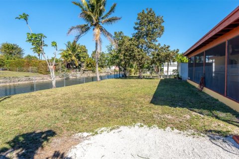 House in Miami, Florida 4 bedrooms, 128.02 sq.m. № 2038568 - photo 14