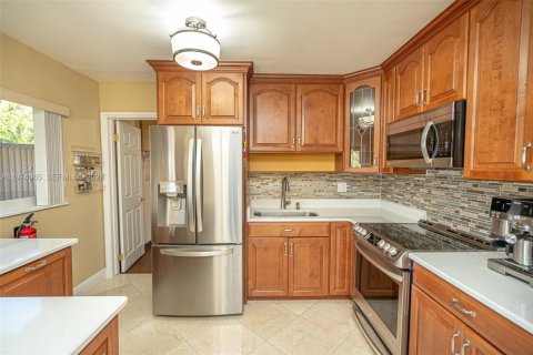 House in Miami, Florida 4 bedrooms, 128.02 sq.m. № 2038568 - photo 25